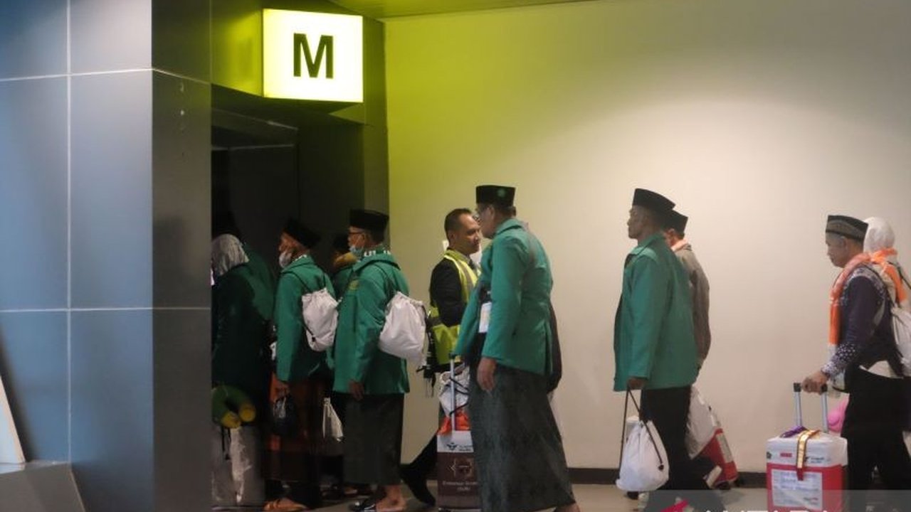 Sebanyak 376 Jamaah Calon Haji (JCH) Jawa Timur asal Tulungagung diberangkatkan dari Bandara Juanda menuju Madinah pada Jumat, 2 Mei 2024, menandai keberangkatan kloter pertama Embarkasi Surabaya.