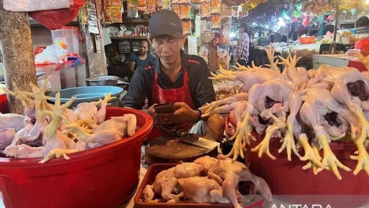 Badan Pangan Nasional (Bapanas) mencatat harga daging ayam ras naik tipis, sementara harga cabai rawit merah turun, dan sejumlah komoditas pangan lainnya juga mengalami fluktuasi harga.