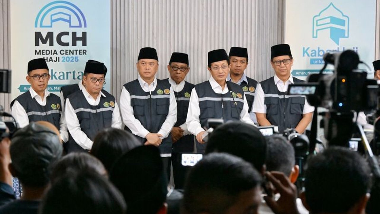 Menteri Perhubungan memastikan kesiapan transportasi untuk 221 ribu jamaah haji tahun 2025, melibatkan tiga maskapai dan 14 bandara embarkasi, menjamin kelancaran perjalanan ibadah ke Tanah Suci.
