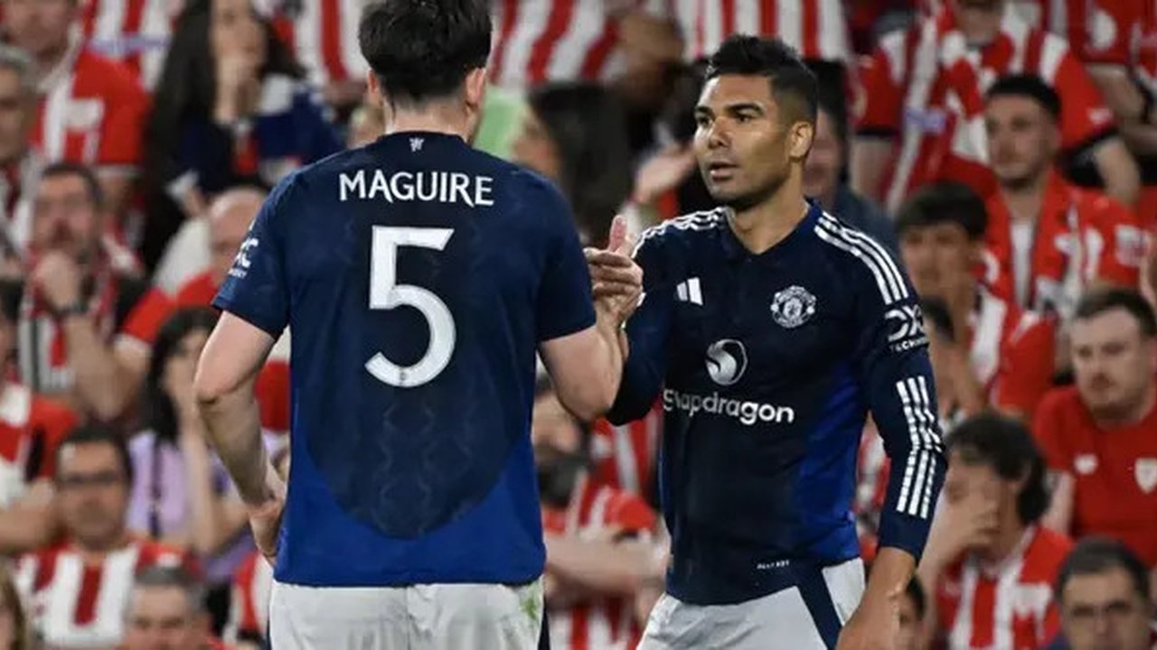 Gelandang Manchester United asal Brasil #18, Casemiro (kanan), merayakan gol pertamanya dalam pertandingan leg pertama semifinal Liga Europa UEFA antara Athletic Club Bilbao dan Manchester