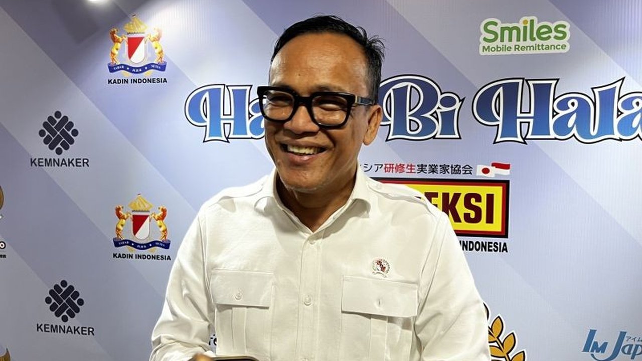 Wakil Menteri Ketenagakerjaan (Wamenaker) menanggapi positif usulan Kementerian UMKM untuk memasukkan pengemudi ojol ke dalam kategori UMKM, meskipun masih perlu kajian lebih lanjut terkait definisi kemitraan dan kesejahteraan driver.