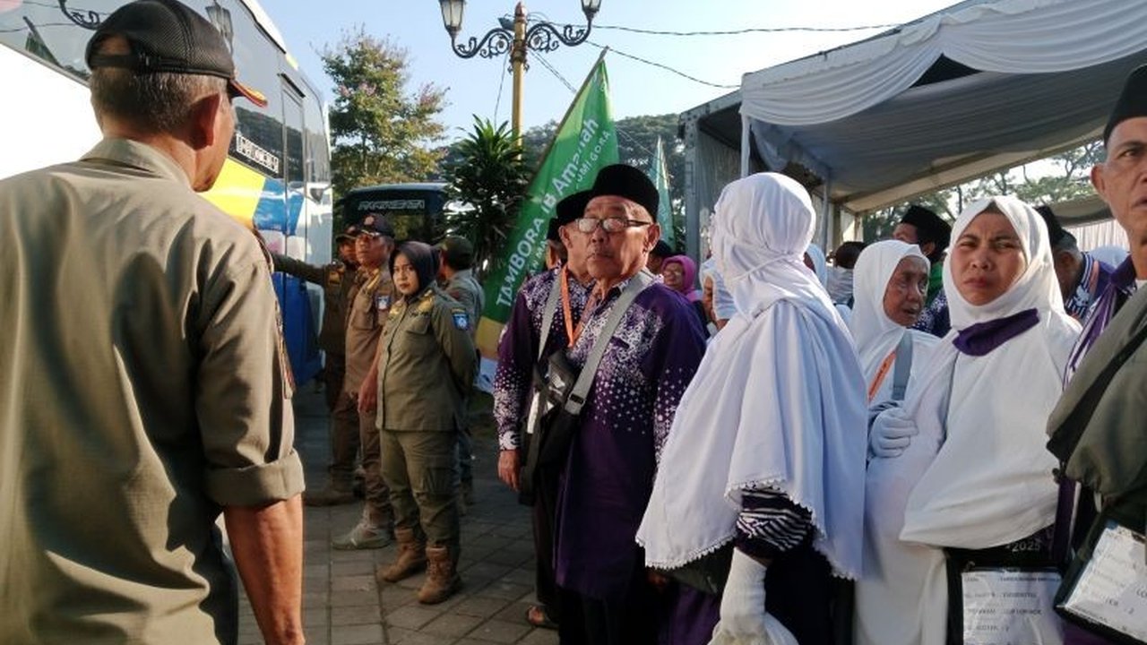 Wakil Bupati Lombok Tengah berpesan kepada 816 jamaah calon haji (JCH) untuk menjaga kesehatan selama menjalankan ibadah haji di Arab Saudi, dengan membawa bekal obat-obatan dan rajin berkonsultasi dengan petugas kesehatan.