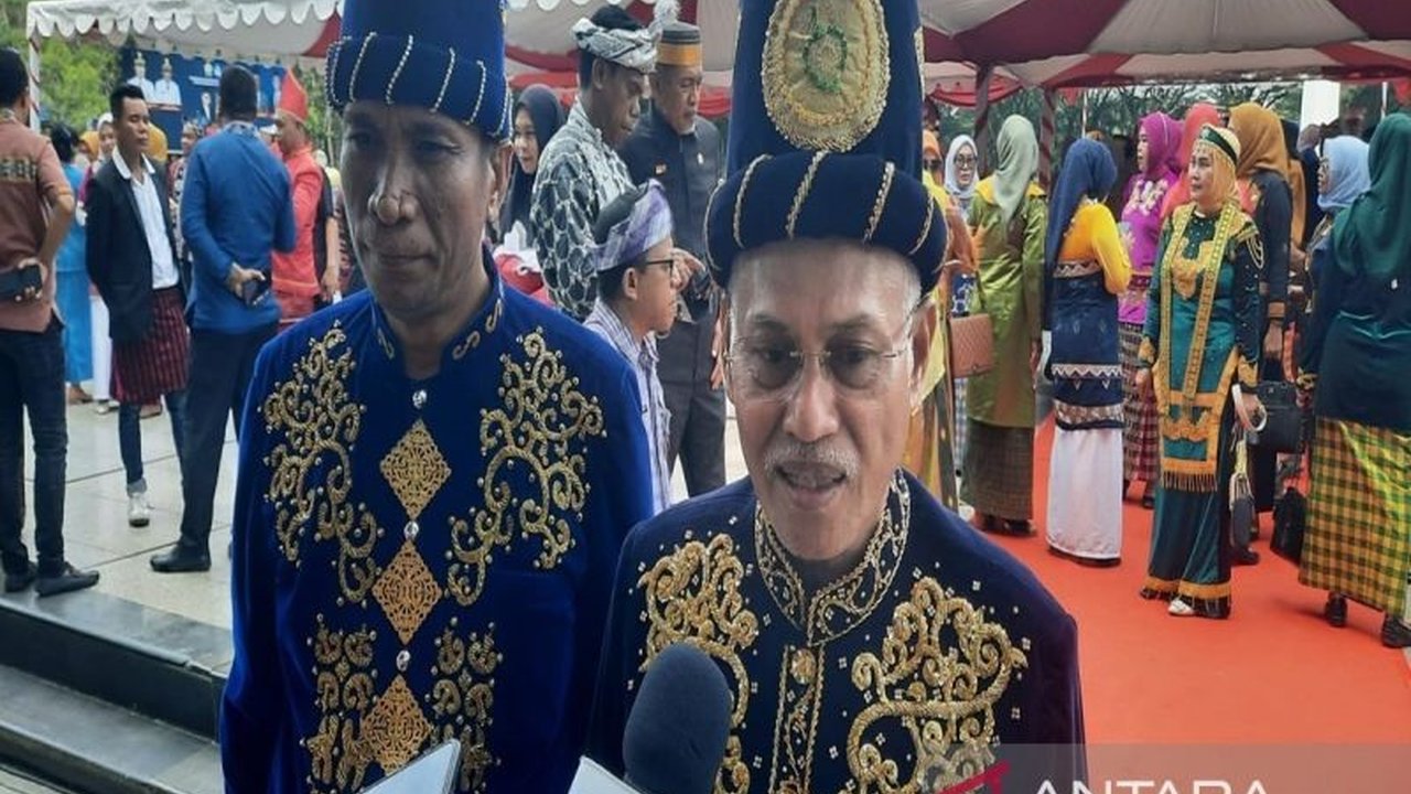 Pemerintah Provinsi Sulawesi Tenggara menyerahkan beasiswa kepada mahasiswa dan siswa SMA/SMK/SLB di momentum Hari Pendidikan Nasional 2025, sebagai bentuk komitmen mencerdaskan kehidupan bangsa.