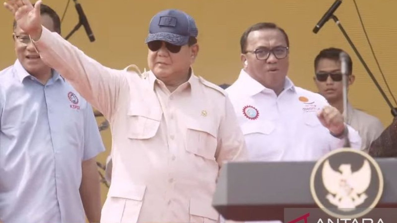Presiden Prabowo Subianto hadir langsung di peringatan May Day 2025 di Monas, Jakarta, bertemu ratusan ribu buruh dan mendengarkan enam tuntutan utama mereka.