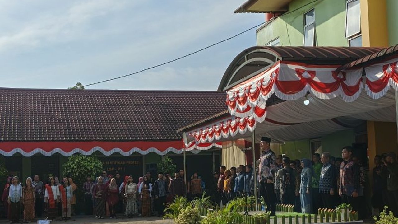 Gubernur Kalimantan Barat, Ria Norsan, berkomitmen untuk memastikan semua anak di Kalbar mendapatkan akses pendidikan yang mudah, termasuk dengan membangun sekolah baru di daerah perbatasan dan bantuan BOS hingga Rp1,8 juta per tahun.