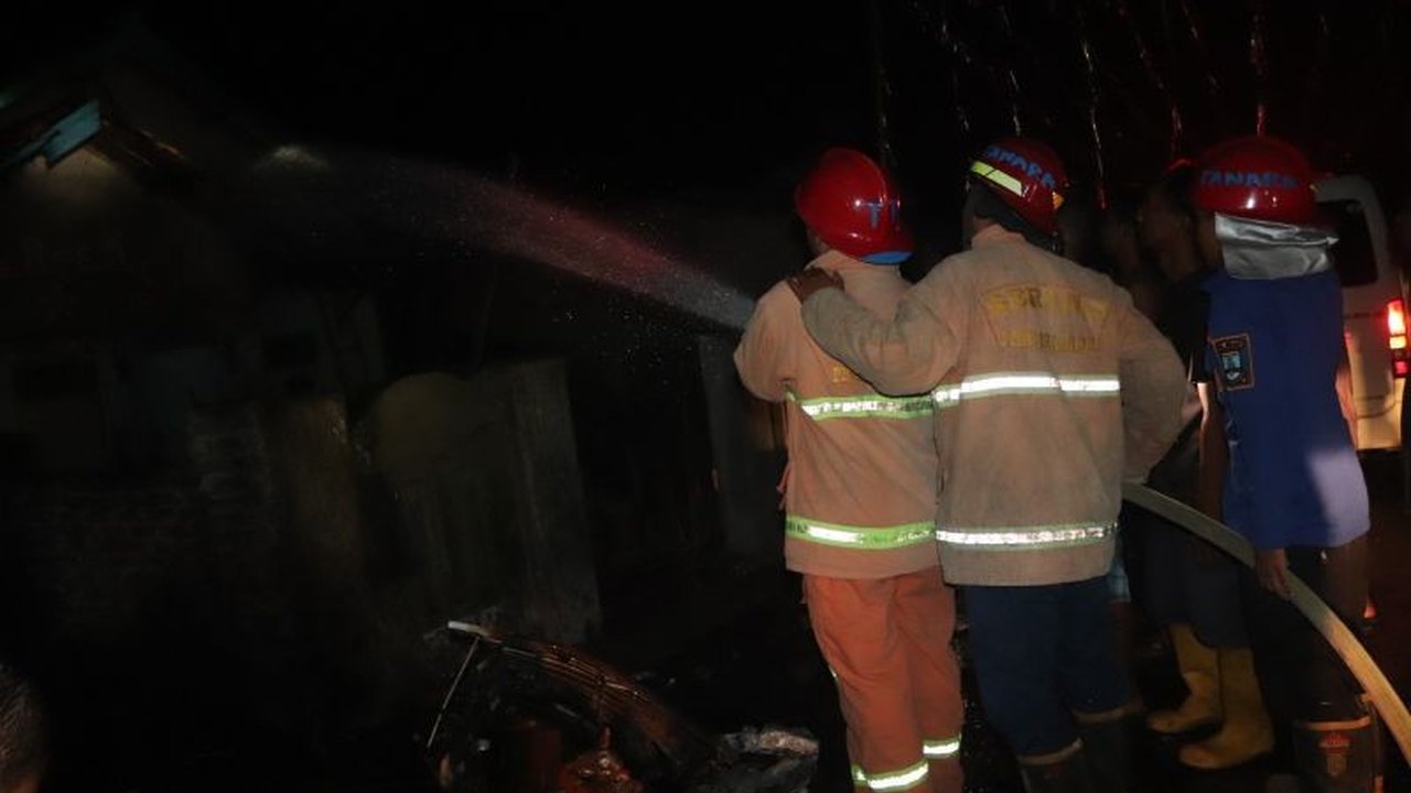 Seorang nenek berusia 65 tahun di Serang, Banten, tewas terjebak dalam rumahnya yang terbakar akibat diduga lampu minyak, sementara petugas pemadam kebakaran berhasil memadamkan api setelah hampir satu jam berjuang.