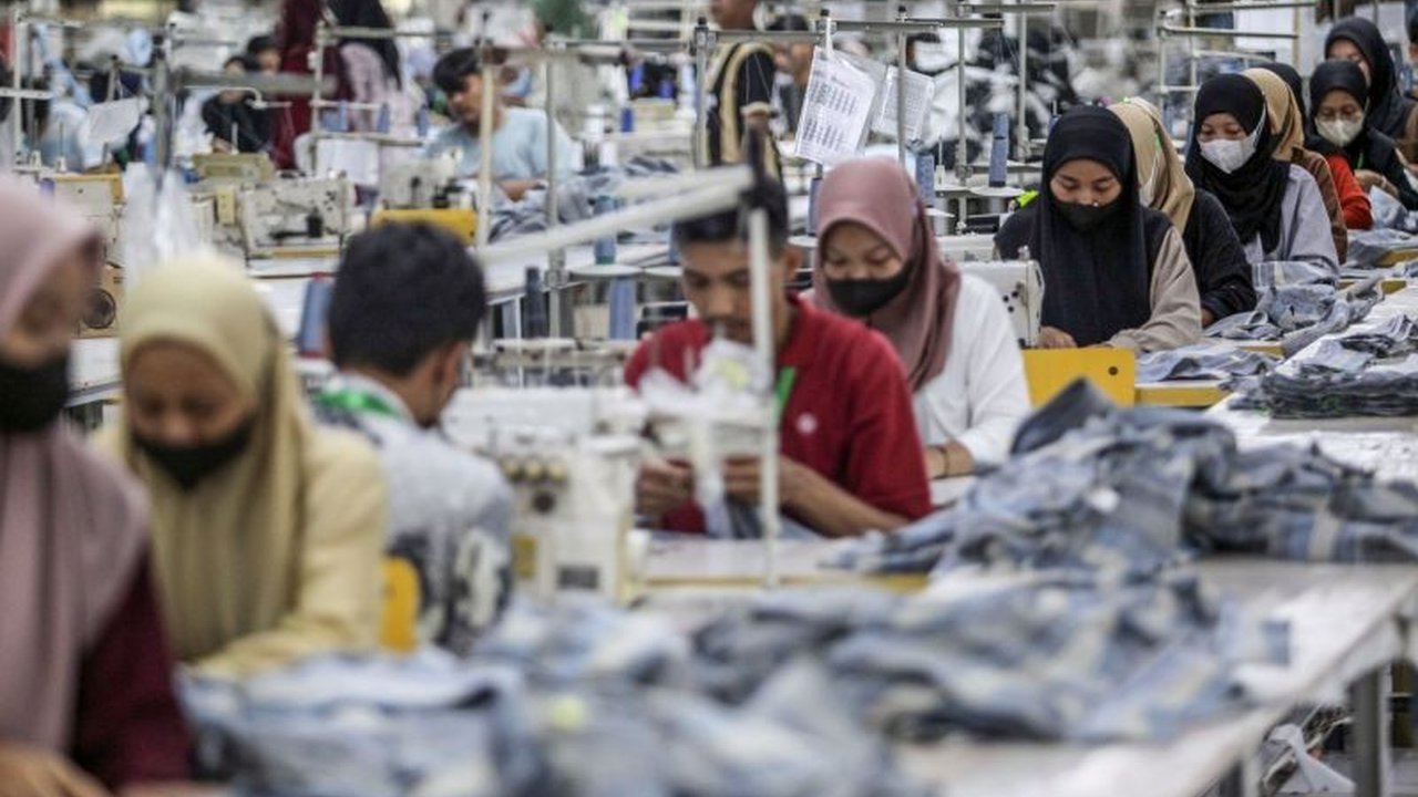 OJK mengingatkan bank untuk waspada dalam menyalurkan kredit ke industri TPT meskipun menjanjikan, dengan menekankan manajemen risiko dan prinsip kehati-hatian mengingat tantangan ekonomi global dan biaya produksi yang tinggi.