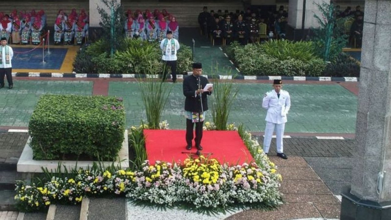 Peringatan Hari Pendidikan Nasional 2025 di Jakarta Selatan menjadi momentum untuk meningkatkan kualitas pendidikan dan mencerdaskan kehidupan bangsa, sejalan dengan komitmen Presiden Prabowo.