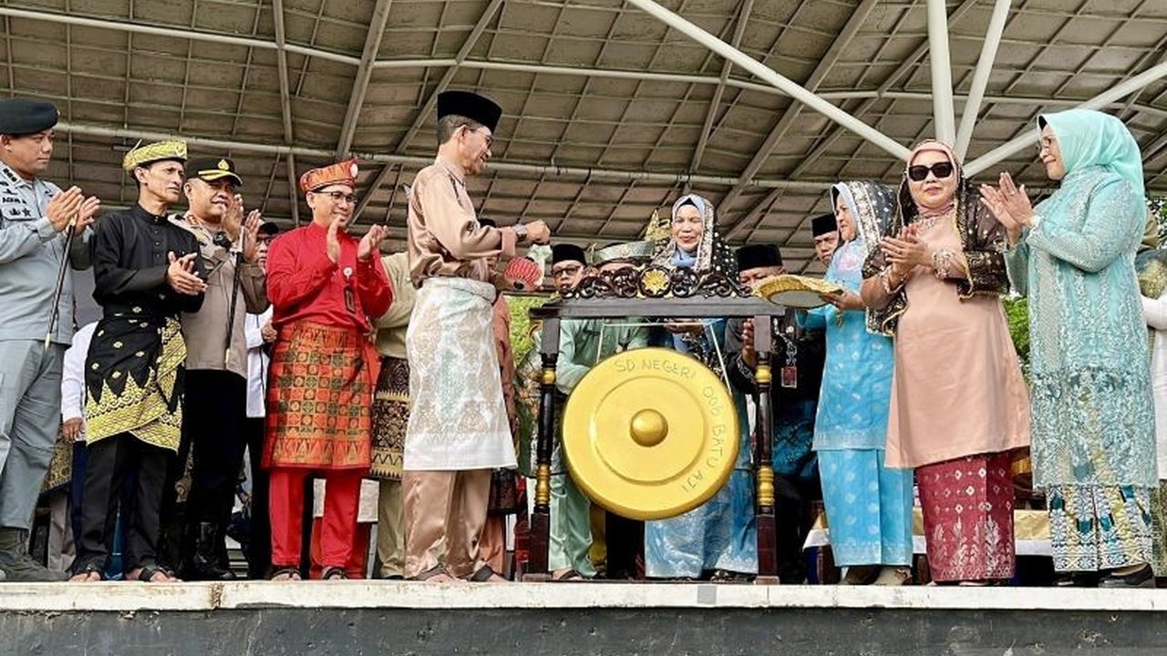 Pemkot Batam Berikan Bantuan SPP dan Seragam Gratis untuk Siswa Tidak Mampu