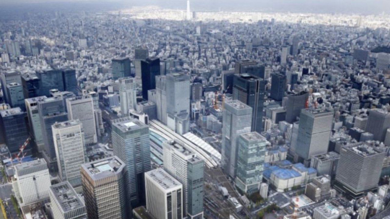 Tingkat pengangguran Jepang turun menjadi 2,5 persen pada tahun fiskal 2024,  menandai perbaikan pertama dalam dua tahun terakhir, meskipun pasar kerja tetap ketat akibat kekurangan tenaga kerja.