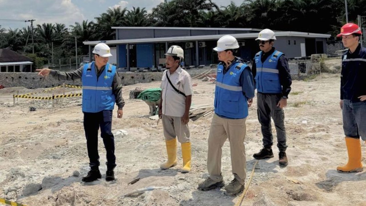PLN melakukan inspeksi langsung ke lapangan untuk memastikan penerapan Sistem Manajemen Keselamatan dan Kesehatan Kerja (SMK3) dalam pembangunan infrastruktur kelistrikan di Pangkalan Bun, Kalimantan Tengah, demi proyek yang aman dan andal.