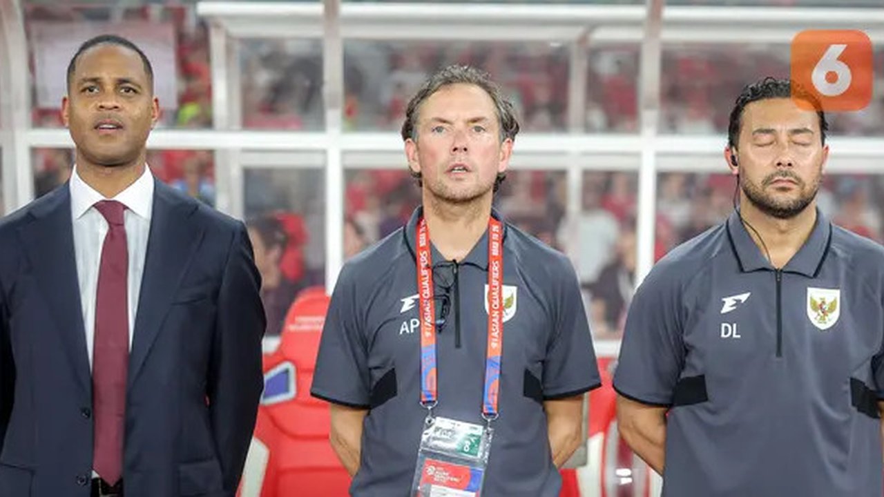 Pelatih Timnas Indonesia, Patrick Kluivert, dan dua asistennya, Alex Pastoor serta Denny Landzaat, memimpin timnya menghadapi Timnas Bahrain pada laga kedelapan putaran ketiga Grup C kuali
