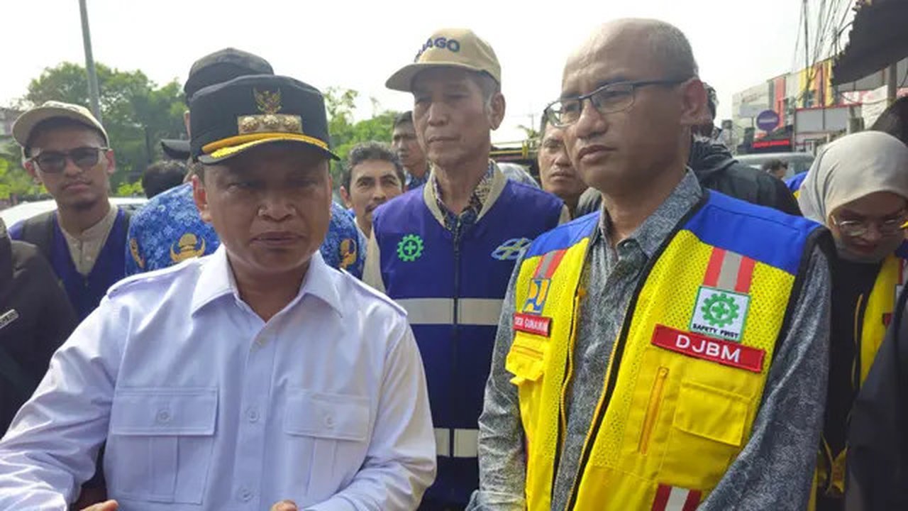 Wali Kota Depok, Supian Suri saat meninjau lokasi pembangunan fly over di Jalan Raya Juanda, Depok. (Liputan6.com/Dicky Agung Prihanto)
