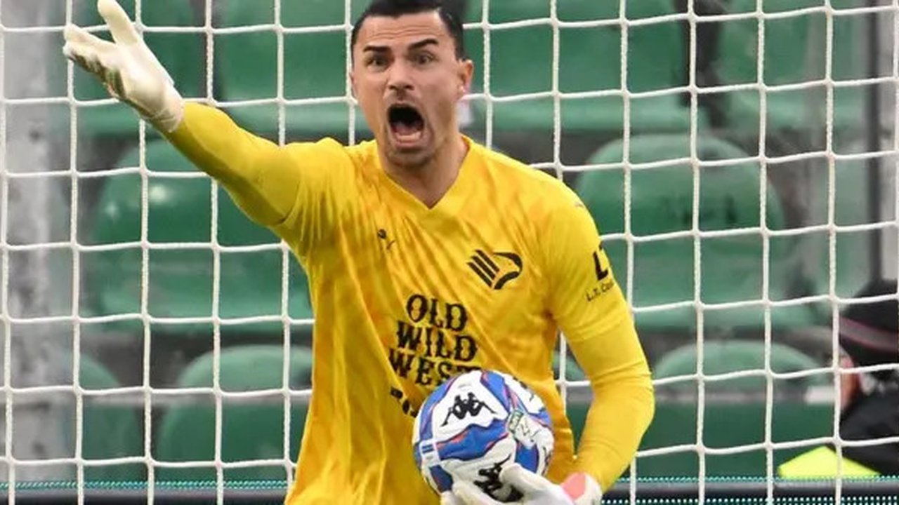 Calon kiper naturalisasi Timnas Indonesia, Emil Audero, tampil semakin impresif sejak bergabung dengan Palermo pada bursa transfer musim dingin 2025. (dok. Palermo)