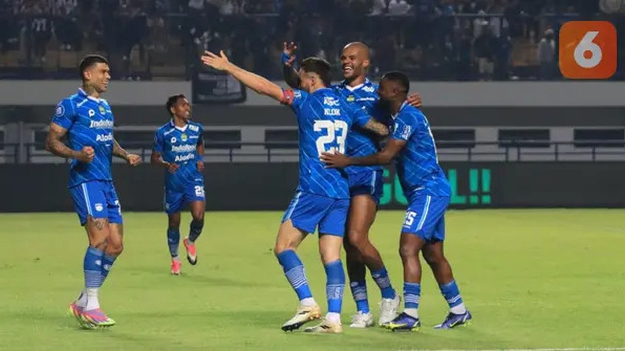 Para pemain Persib Bandung merayakan gol yang dicetak David Da Silva ke gawang Persita Tangerang dalam lanjutan BRI Liga 1 2023/2024, Minggu (1/10/2023) malam WIB. (Bola.com/Erwin Snaz)