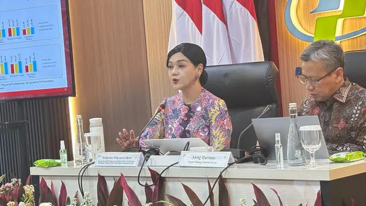 Kepala Eksekutif Pengawas Perilaku Pelaku Usaha Jasa Keuangan, Edukasi, dan Pelindungan Konsumen OJK, Friderica Widyasari Dewi bersama Deputi Bidang Statistik Sosial BPS, Ateng Hartono dal