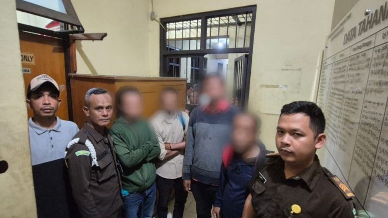 Kejari Manggarai Barat menahan tiga tersangka korupsi dana desa Golo Lujang tahun 2021-2022 dengan total kerugian negara mencapai Rp952 juta.