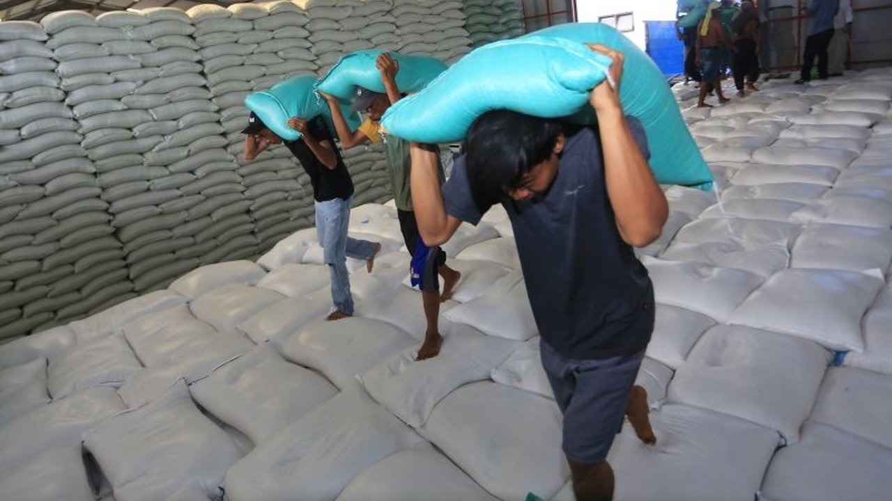 Badan Pusat Statistik (BPS) mencatat penurunan harga beras premium menjadi Rp13.047 per kilogram pada April 2025, dengan penurunan harga juga terjadi pada kualitas beras medium, submedium, dan pecah.