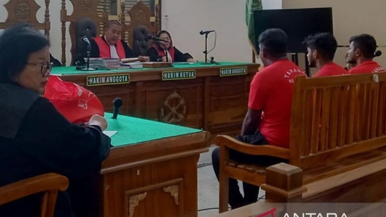 Tiga kurir sabu-sabu seberat 2,2 kg di Medan divonis 18 hingga 20 tahun penjara oleh Pengadilan Negeri Medan, Sumatera Utara, dengan hukuman denda mencapai Rp2 miliar.