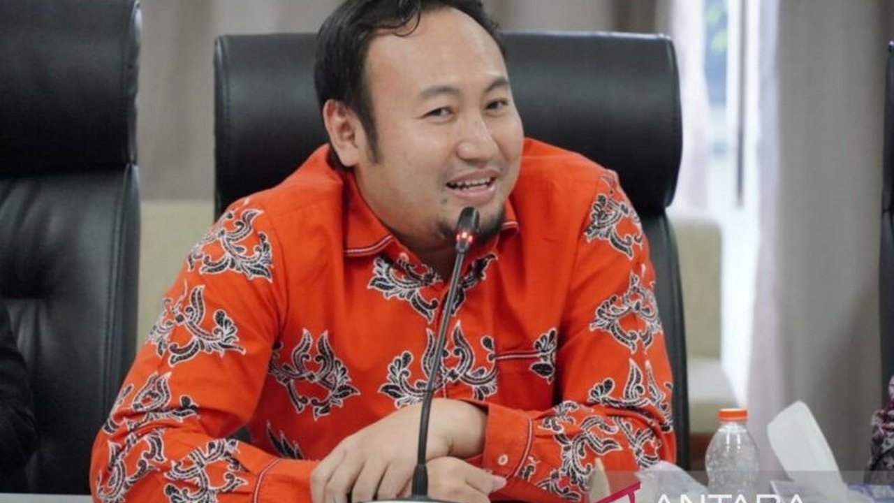 Anggota DPR RI Rahmat Saleh mendorong pemerataan akses pendidikan layak di Indonesia, khususnya di Sumatera Barat, yang masih menghadapi kesenjangan akses antara perkotaan dan pedesaan.