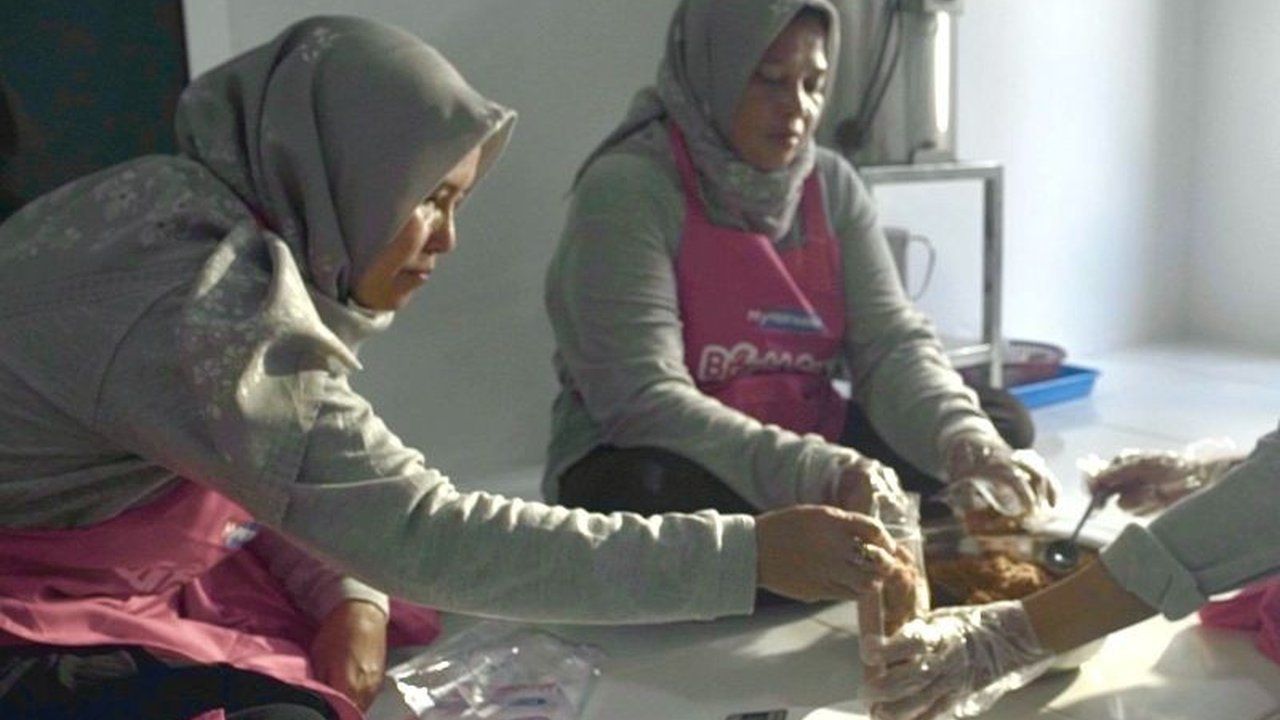 Pertamina Patra Niaga Regional Sumbagsel berkolaborasi dengan BPOM Jambi untuk meningkatkan daya saing UMKM lokal, khususnya UMKM Cahaya Abadi Sejahtera yang memproduksi olahan ikan gabus.