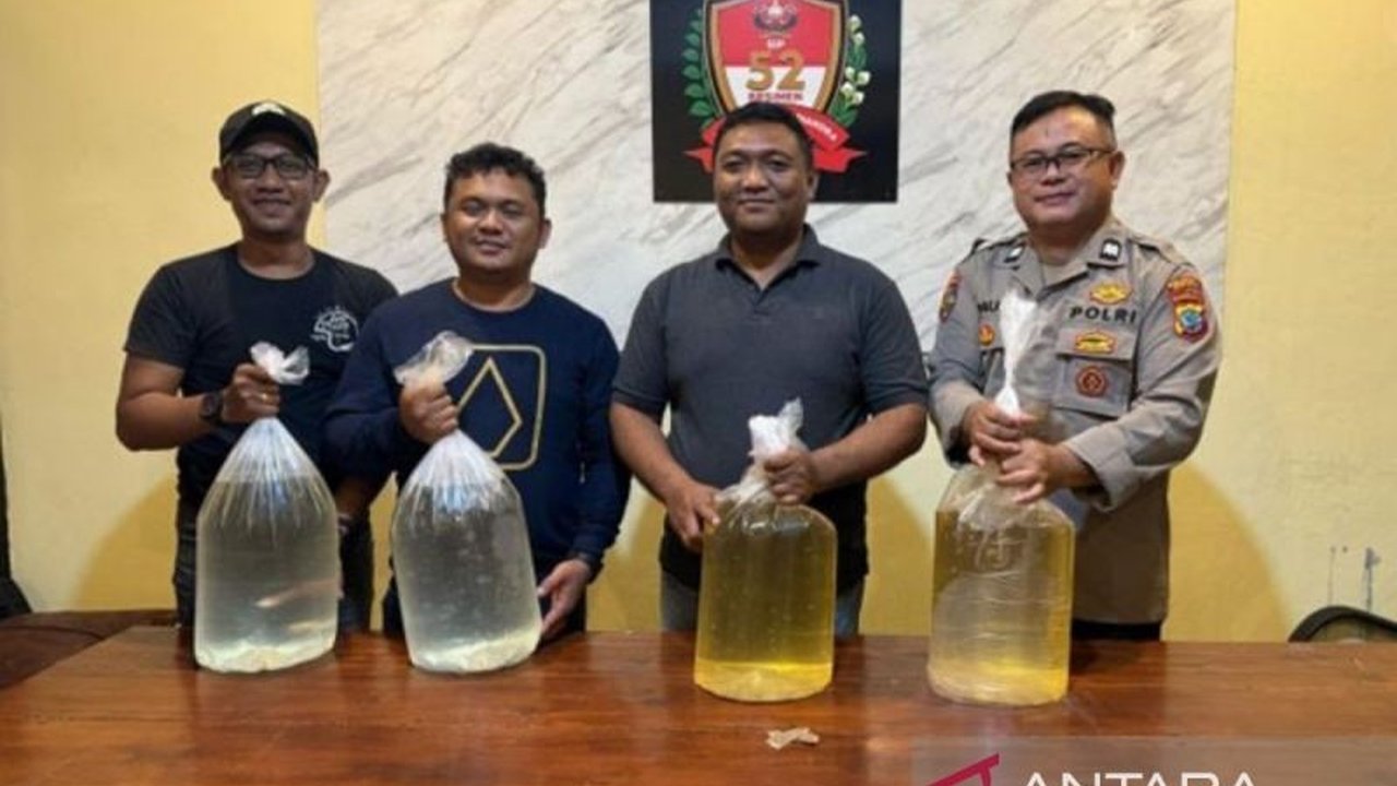 Polsek Pelabuhan Manado berhasil menggagalkan penyelundupan 50 liter miras jenis cap tikus di Pelabuhan Baru Manado yang disembunyikan di KM tujuan Melonguane.