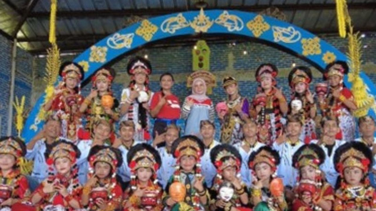 Pertamina Regional Jawa dukung pelestarian Tari Topeng Mimi Rasinah di Indramayu melalui program CSR, lestarikan budaya lokal dan berdayakan masyarakat melalui seni.