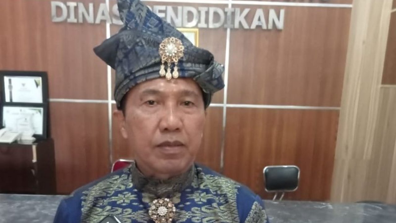 Dinas Pendidikan Tulungagung membentuk tim khusus untuk menangani lebih dari 2000 anak putus sekolah, mayoritas karena faktor ekonomi, dan menawarkan program kejar paket.