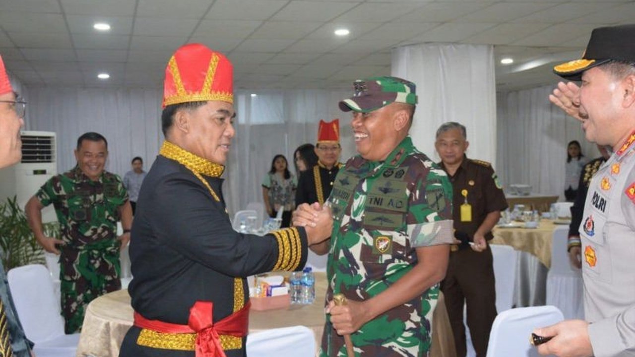 Pangdam XIII/Merdeka, Mayjen TNI Suhardi, tegaskan komitmen TNI dalam memajukan pendidikan di Indonesia, mendukung penuh program pemerintah untuk menciptakan sumber daya manusia unggul.