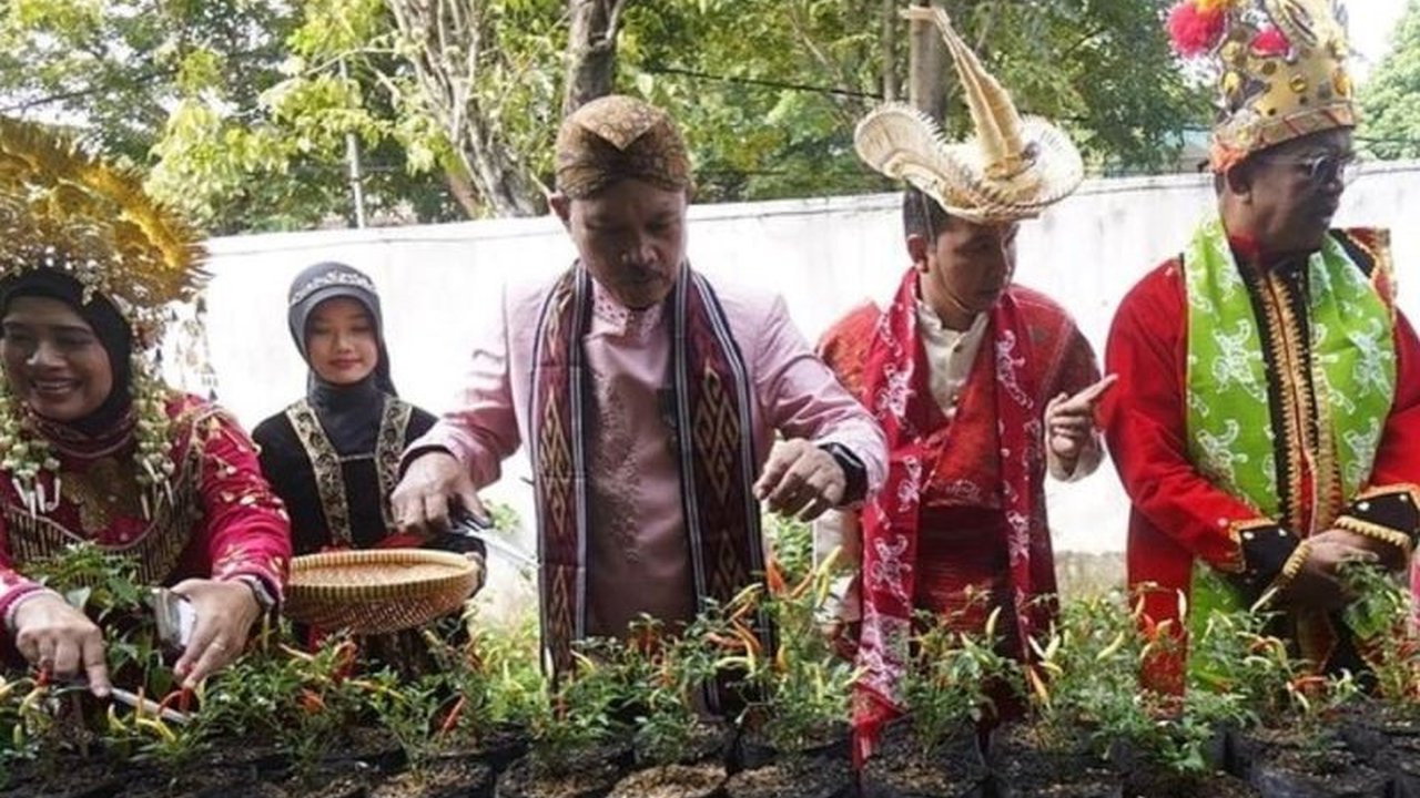 Pemerintah Kota Madiun instruksikan seluruh pegawainya untuk menanam cabai, terong, dan tomat guna mendukung ketahanan pangan dan pengendalian inflasi daerah.