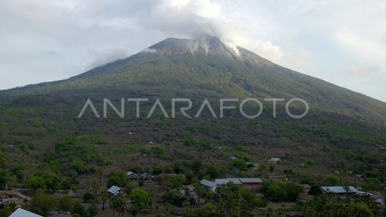 BPBD Kabupaten Lembata mengimbau warga dua kecamatan waspada hujan abu dan kerikil akibat erupsi Gunung Lewotolok; masyarakat diminta tetap tenang dan mengikuti arahan pihak berwenang.