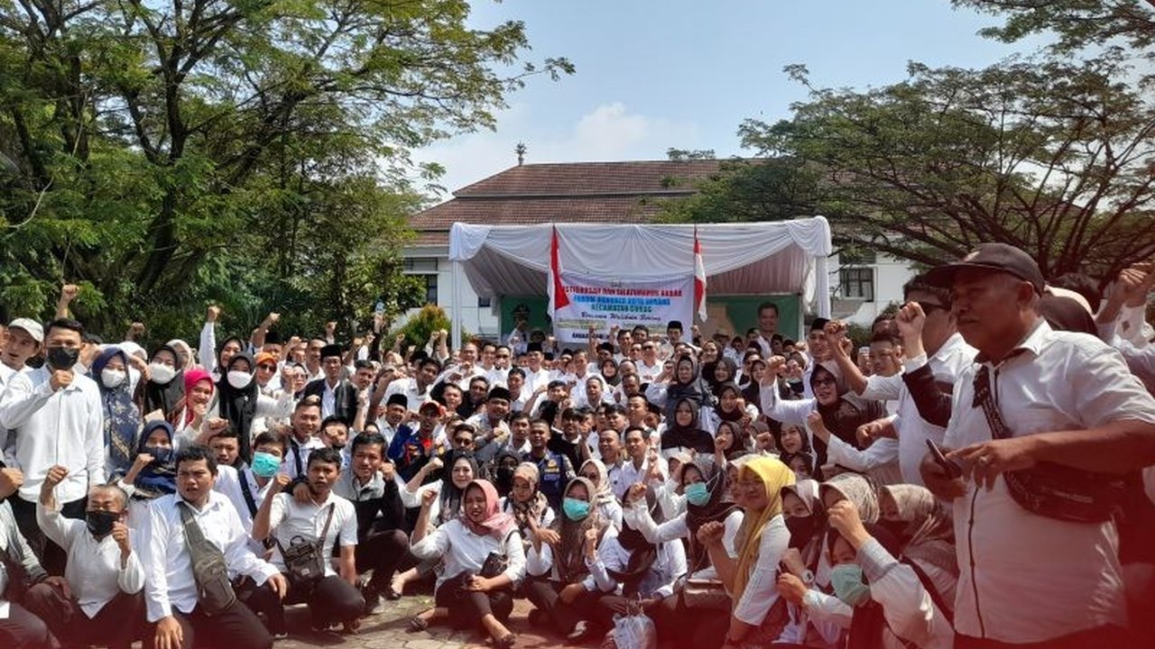 Lima ribu honorer di Kota Serang mendesak Pemkot segera mengusulkan pengangkatan PPPK ke pemerintah pusat, karena prosesnya harus selesai sebelum Desember 2025.