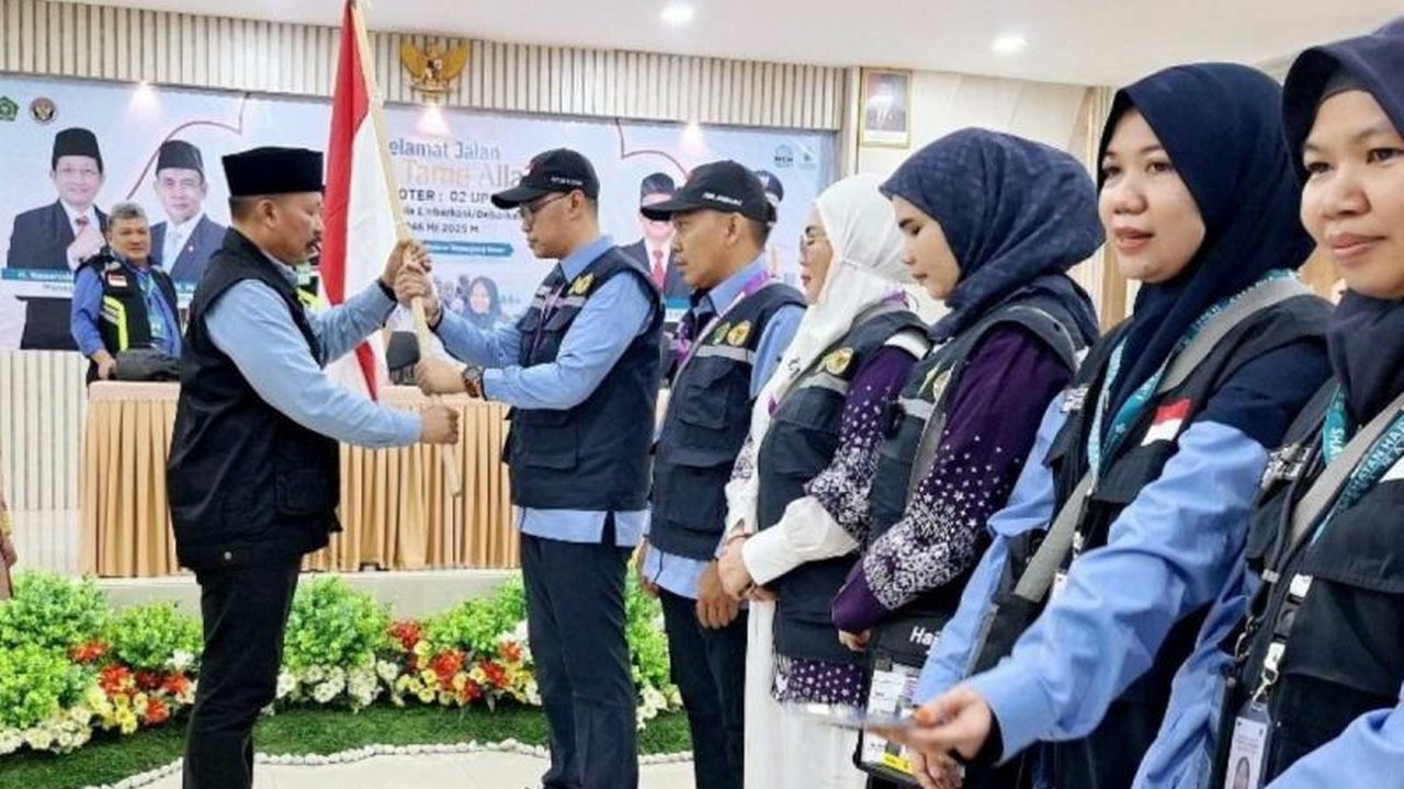 Sebanyak 387 jamaah haji kloter 2, mayoritas asal Pinrang, Sulawesi Selatan, telah diberangkatkan ke Madinah, Arab Saudi, untuk menunaikan ibadah haji.