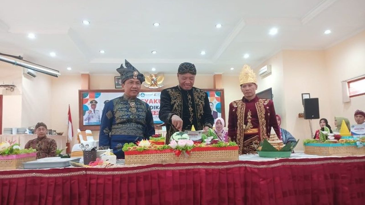 Pemerintah Kabupaten Tulungagung berkomitmen mengurangi angka putus sekolah yang mencapai lebih dari 2000 anak, dengan fokus pada faktor ekonomi dan kekerasan di lingkungan pendidikan.