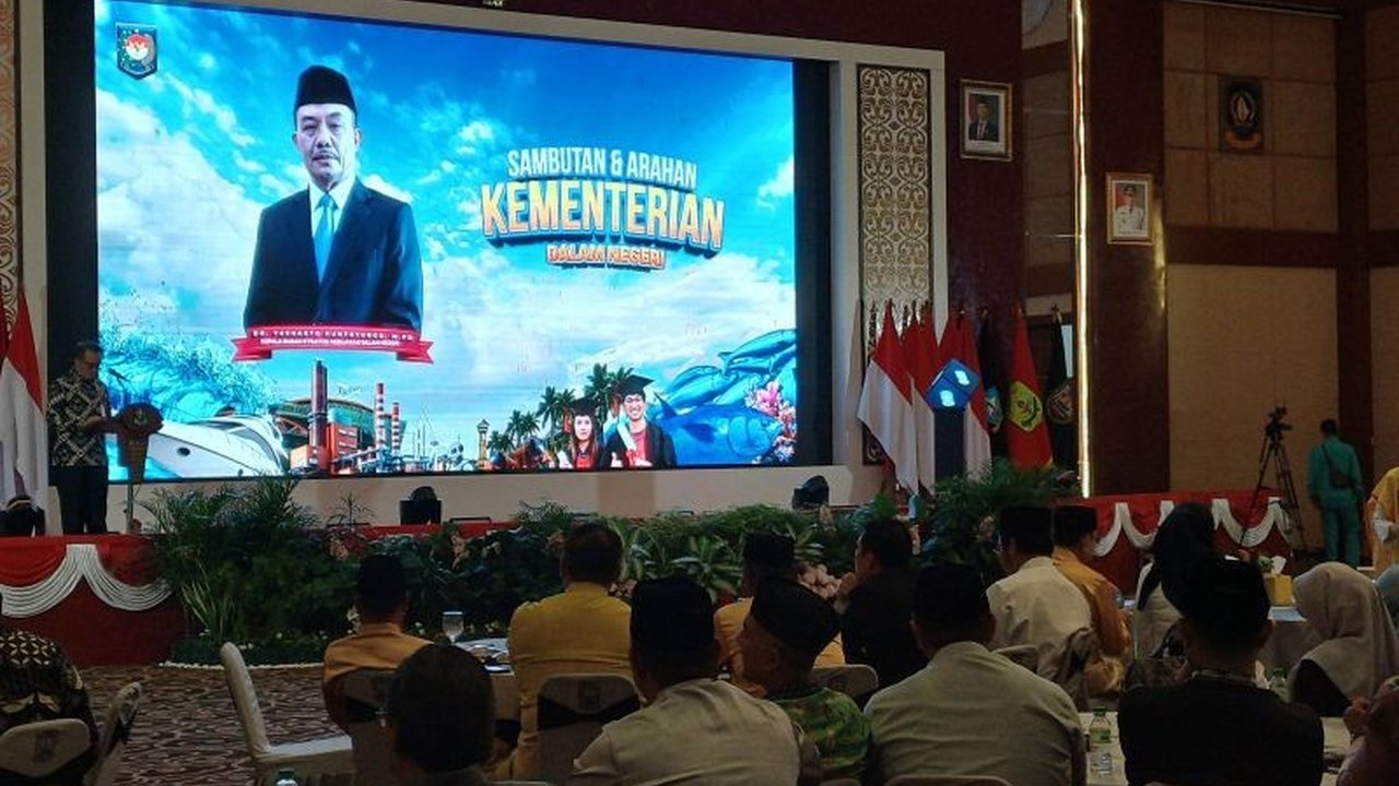 Kemendagri memberikan catatan strategis pada Musrenbang Kepri 2025, menyoroti fluktuasi ekonomi, dominasi sektor industri pengolahan, dan pentingnya diversifikasi ekonomi serta peningkatan kapasitas fiskal daerah.