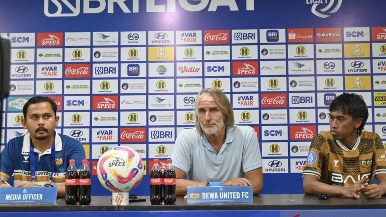 Dewa United bermain imbang 1-1 melawan Barito Putera, Pelatih Dewa United Jan Olde Riekerink menyoroti kualitas lapangan yang buruk di Stadion Demang Lehman, Martapura.