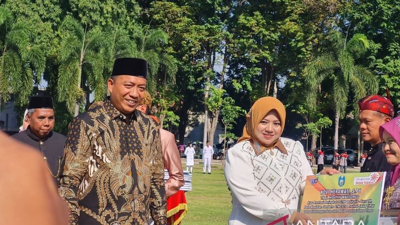 Kabupaten Situbondo, Jawa Timur, akan memberlakukan sistem lima hari sekolah untuk SD dan SMP mulai tahun ajaran 2025/2026, guna memberikan waktu lebih banyak bagi siswa untuk bermain dan pengembangan karakter.