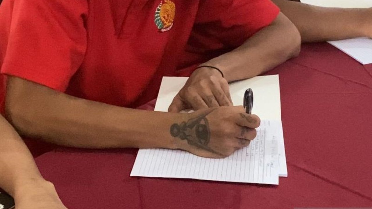 Puluhan warga binaan Lapas Kendari mengikuti pendidikan kesetaraan Paket B dan C, berkolaborasi dengan SKB Kota Kendari, untuk mendapatkan kesempatan belajar dan bekal keterampilan guna menjalani kehidupan yang lebih baik setelah keluar dari penjara.