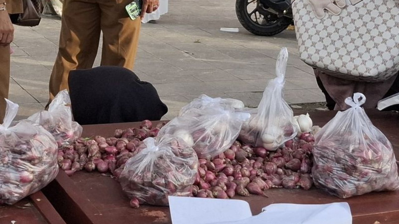 Badan Pusat Statistik (BPS) Lampung mencatat inflasi April 2024 sebesar 2,80 persen secara tahunan (yoy), didorong kenaikan harga bahan makanan terutama bawang merah.