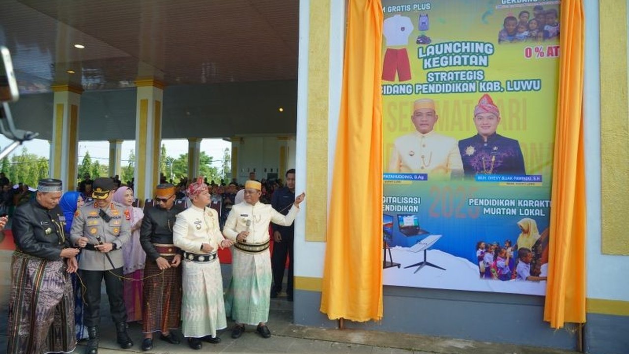 Pemkab Luwu luncurkan program Seragam Gratis Plus untuk pelajar SD-SMP, serta inisiatif lain untuk menekan angka kemiskinan ekstrem dan anak tidak sekolah di Hari Pendidikan Nasional 2025.
