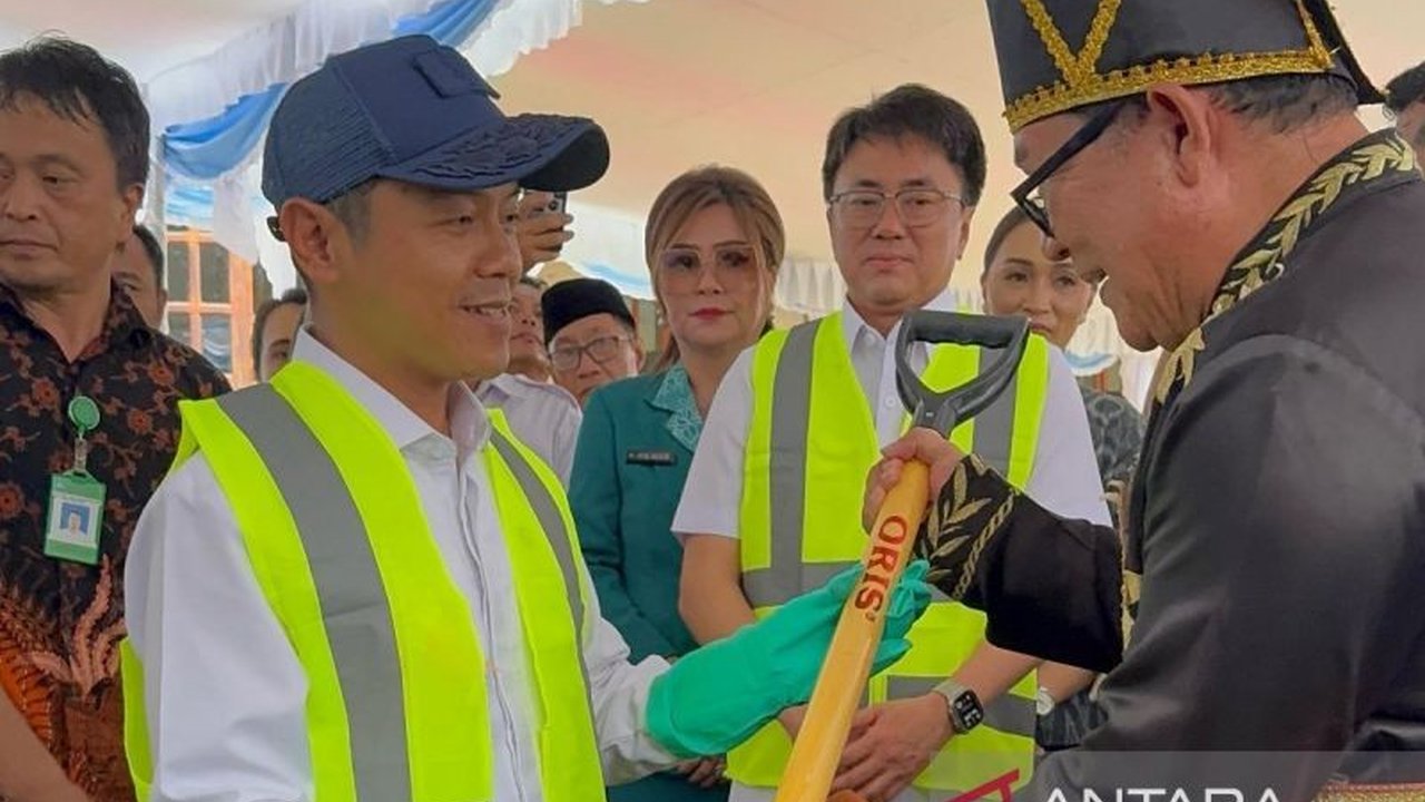 Wakil Menteri Pendidikan Dasar dan Menengah (Wamendikdasmen) umumkan komitmen Presiden Prabowo untuk menjadikan sektor pendidikan sebagai prioritas utama dengan revitalisasi sekolah secara nasional, dimulai 2 Mei 2025.