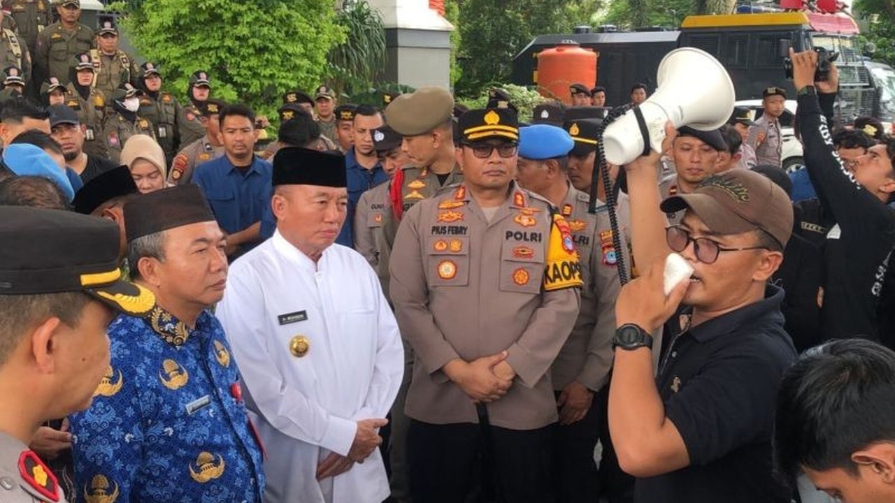 Gubernur Kalsel, H. Muhidin, mengalokasikan Rp300 miliar untuk program Makan Bergizi Gratis (MBG) yang diinisiasi Presiden Prabowo Subianto, sebagai respon terhadap tuntutan mahasiswa terkait peningkatan kualitas pendidikan di Kalimantan Selatan.