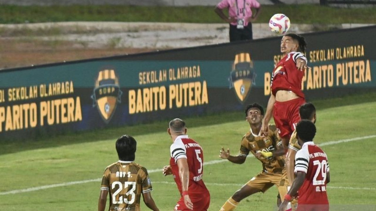 Barito Putera berhasil menahan imbang Dewa United 1-1 dan menjaga jarak aman dari zona degradasi Liga 1 Indonesia, meskipun peluang emas untuk meraih kemenangan sirna di babak kedua.