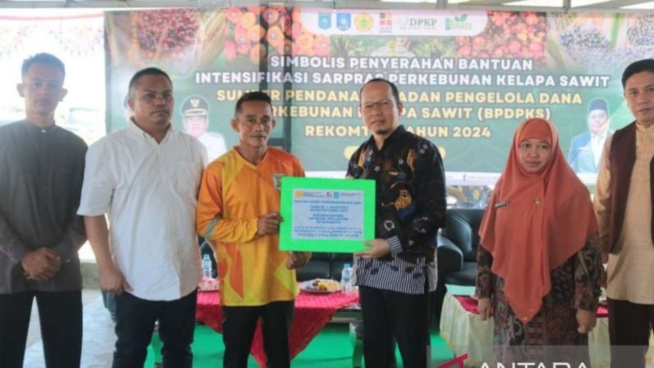 Pemerintah Kabupaten Bangka Tengah menggelontorkan dana Rp1,5 miliar untuk membantu petani sawit meningkatkan produktivitas melalui bantuan sarana dan prasarana pertanian.