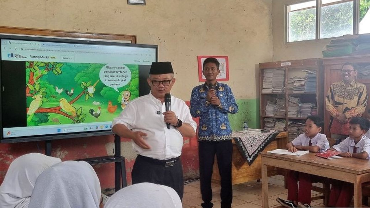 Kemendikbudristek siapkan bantuan pendidikan bagi guru berupa dana Rp3 juta per semester dan berbagai program pendukung lainnya untuk peningkatan kualitas pendidikan di Indonesia.