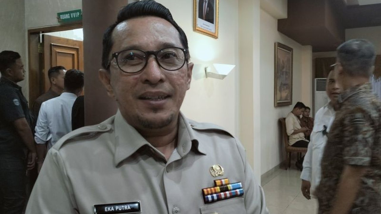 Pemkab Tanah Datar mengajukan proposal pembangunan infrastruktur prioritas kepada Menteri PUPR, meliputi perbaikan jalan, jembatan, dan pembangunan sabo dam untuk mitigasi bencana.