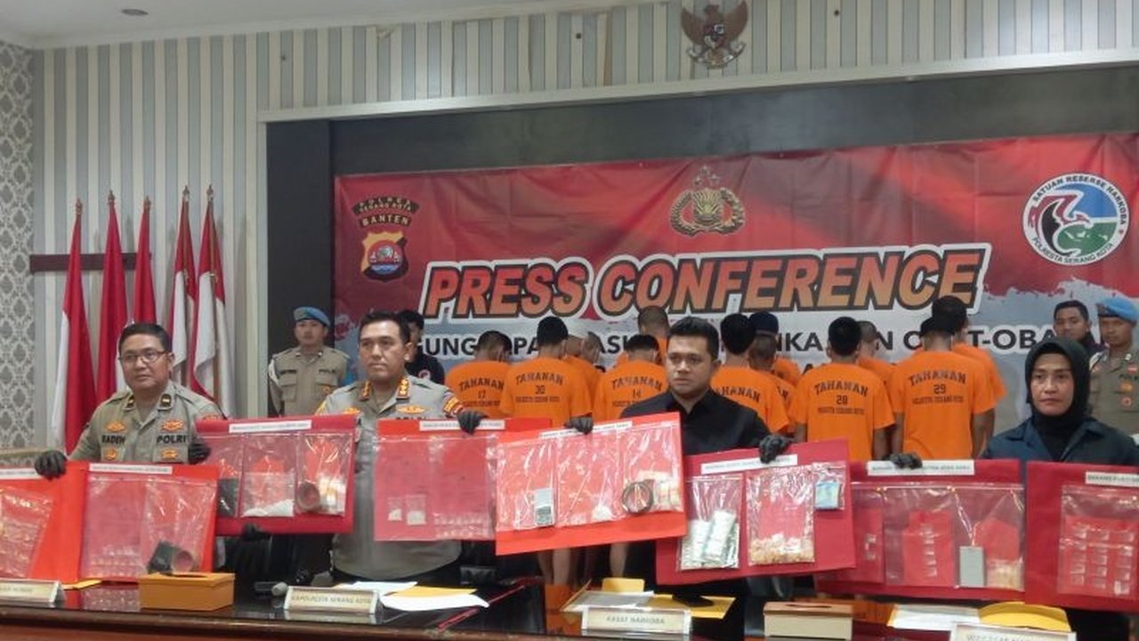 Polresta Serang Kota berhasil menangkap 17 pengedar narkoba dengan barang bukti 144 gram sabu dan ratusan pil Heximer serta Tramadol; Kapolresta Serang Kota menyerukan perang terhadap narkoba.