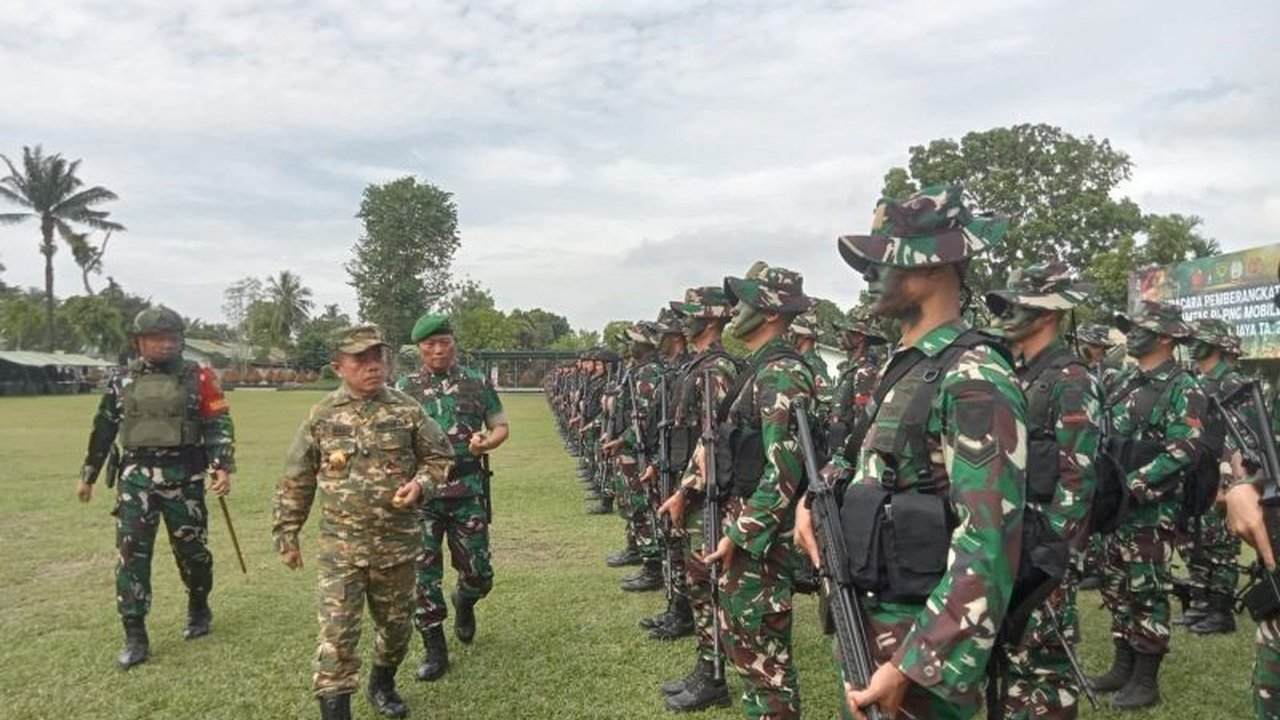 Gubernur Jambi melepas 450 prajurit Yonif 142/KJ yang akan bertugas mengamankan perbatasan RI-PNG, menekankan pentingnya menjaga harmoni dengan masyarakat setempat dan menjalankan tugas kemanusiaan.
