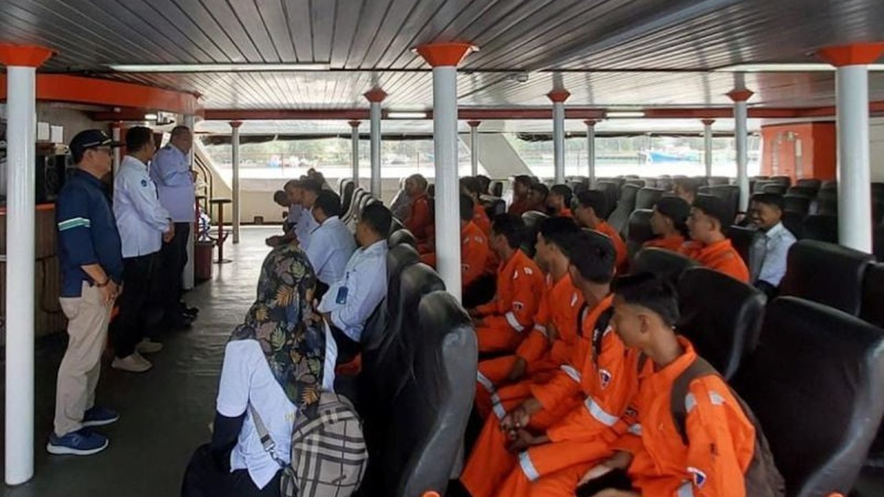 ASDP Indonesia Ferry (Persero) mengajak siswa SMK belajar langsung di atas kapal melalui program 'ASDP Mengajar' dalam rangka Hardiknas 2025, membangun kolaborasi pendidikan vokasi dan industri maritim.