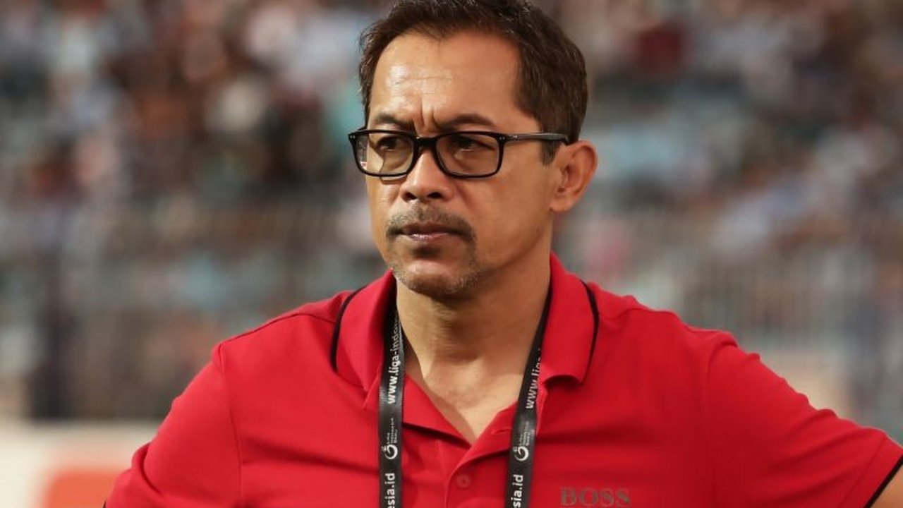 Aji Santoso, pelatih baru Persela Lamongan, bertekad membawa tim berjuluk Laskar Joko Tingkir kembali ke Liga 1 setelah menandatangani kontrak untuk musim 2025-2026,  fokus pada pengembangan pemain lokal dan menjaga kondusivitas stadion.